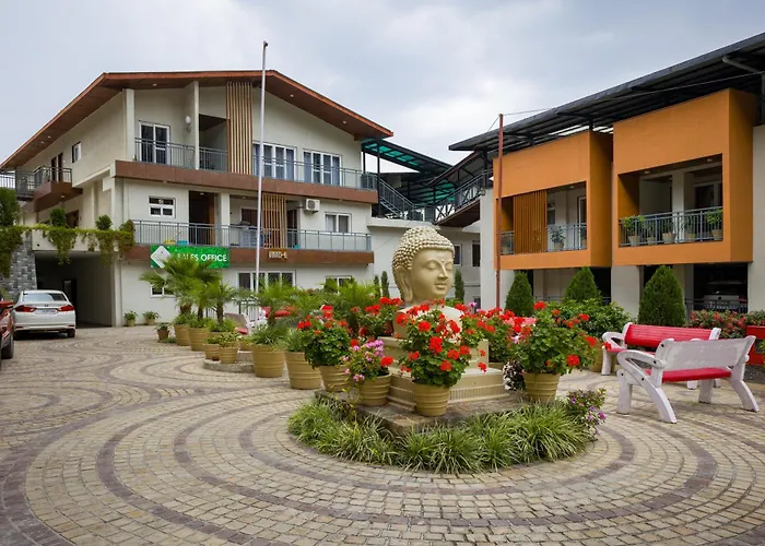 Alaya Stays Cliff Vallis 3-Bhk Hill View Apartment With Balcony & Common Play Zone