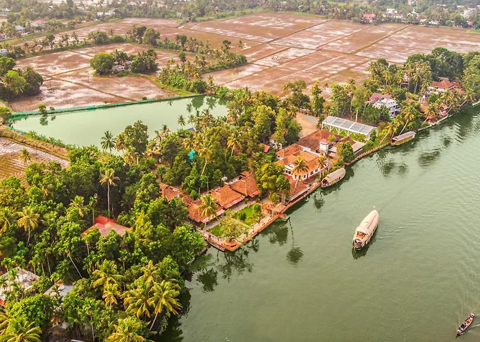 Alaya Stays Palm Dale Heritage Backwater Retreat With Garden & Restaurant
