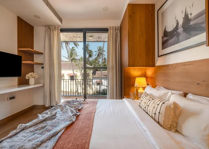 Saffronstays Rio - 4Br Pet-Friendly Villa With Glass-Bottom Pool, Rooftop Party Zone & Bar Near Candolim & Coco Beach