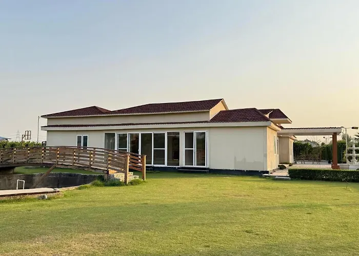 Shreehans Farms In Noida Top Covered Pool Lawn
