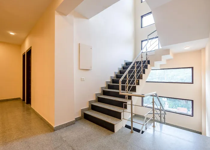 Limewood Stay Premier Golf Course Road -Sector 42