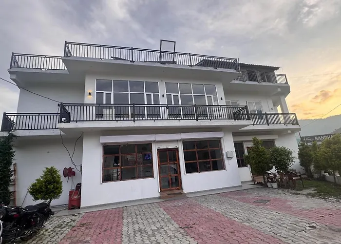 J Terminal Hotel & Cafe