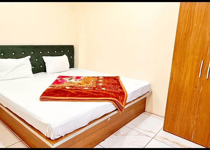 Hotel White S - Stay Near Shri Mahakaleshwar Jyotirlinga Temple - Free Wifi & Free Parking - Fully Air Conditioned And Spacious Room - Excellent Service Recommended