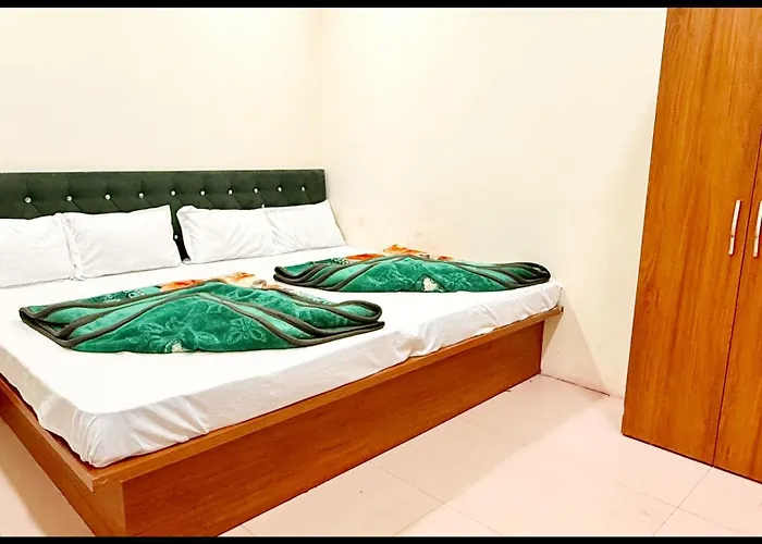 Hotel White S - Stay Near Shri Mahakaleshwar Jyotirlinga Temple - Free Wifi & Free Parking - Fully Air Conditioned And Spacious Room - Excellent Service Recommended