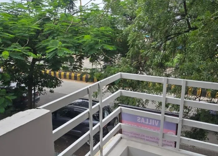 Cozy 2Bhk With Balcony & Kitchen