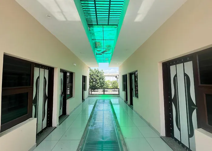 Mahadev Hotel !! Near Chandigarh Int'L Airport !