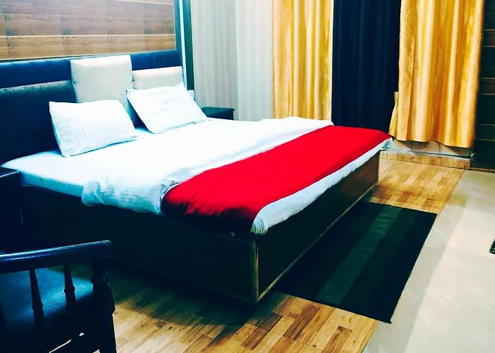 Hotel Holiday Plaza Dalhousie - Near Ghandhi Chowk Mall Road