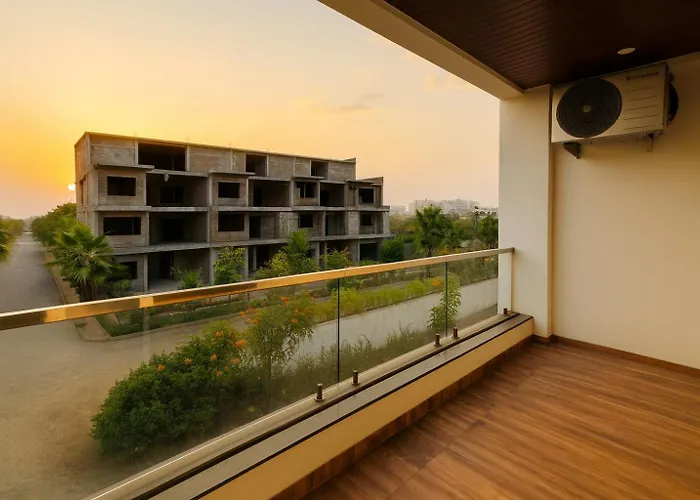 Home Escape Azure 3Bhk Bunglow Near Apollo Db City