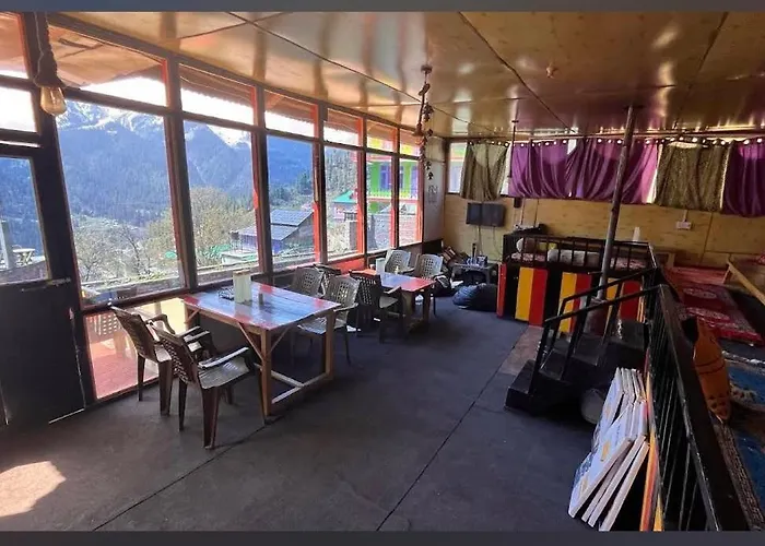 Iris Cafe And Cozy Stay