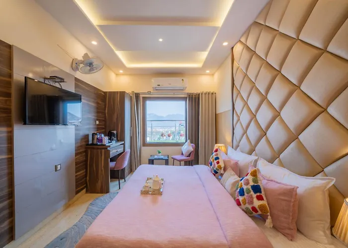 Perfectstayz Premium At Harkipauri Road - Ganga View Rooftop Cafe