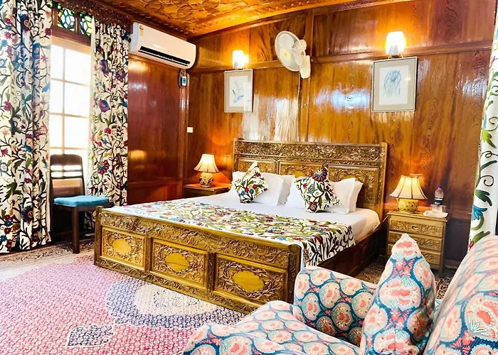 Hareem Group Of Houseboats