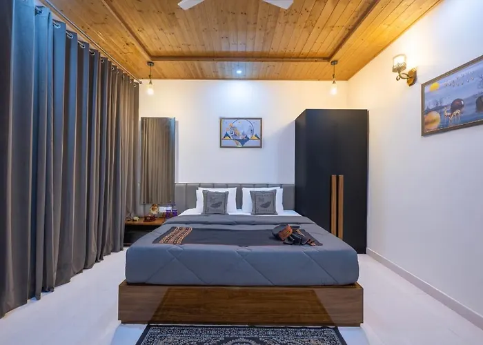 Dusk Vibes Near Mall Roade Kasauli Entire 1-Bedroom With Private Balcony With Delicious Food
