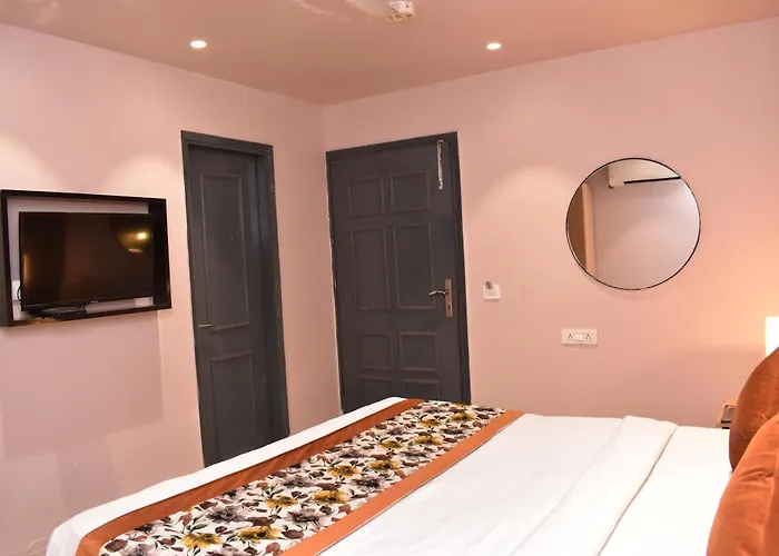 Qotel Comfort Golden Saffron - Hotel In Punjabi Bagh Near Metro