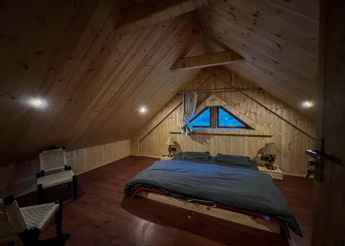 Yolo Outdoors - Riverside Luxury Domes & Glamping, Jispa