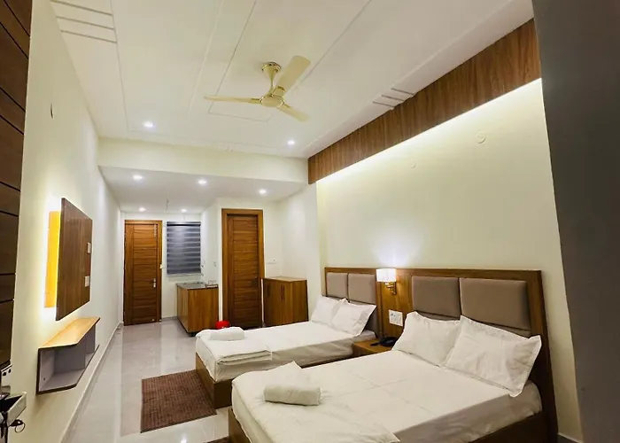 Hotel Rishikesh Paradise - Best Stay In Tapovan , Guests Favourite,Travellers Delight !!