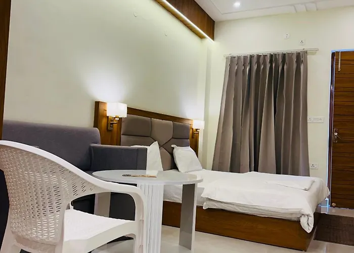 Hotel Rishikesh Paradise - Best Stay In Tapovan , Guests Favourite,Travellers Delight !!