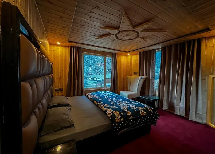 Yolo Outdoors - Riverside Luxury Domes & Glamping, Jispa