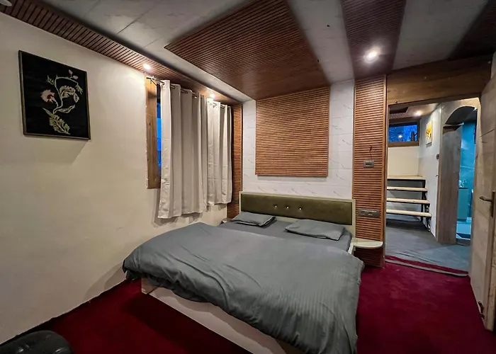 Yolo Outdoors - Riverside Luxury Domes & Glamping, Jispa