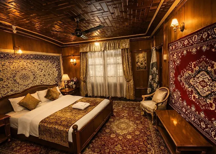 Houseboat Old Palace