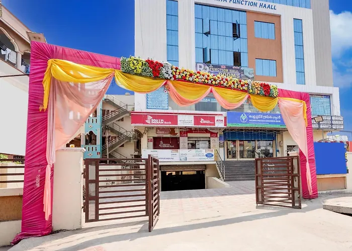 Townhouse Kanithi Road Formerly Rr Function Hall Luxury Rooms