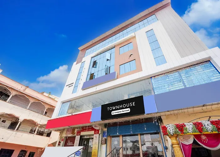 Townhouse Kanithi Road Formerly Rr Function Hall Luxury Rooms