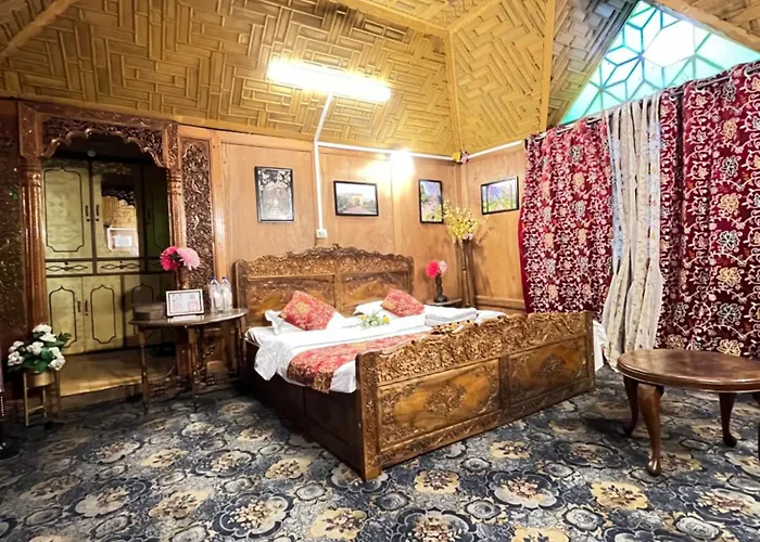 Shangrilla Houseboat
