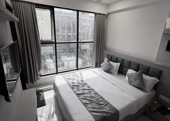 The 7 Elevan Hotel