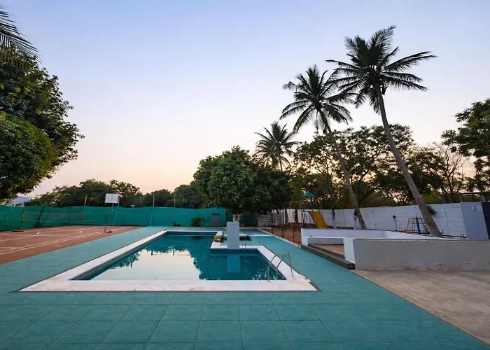 Western Farm House - 6Bhk Private Villa With Pool, Lawn And Badminton Court