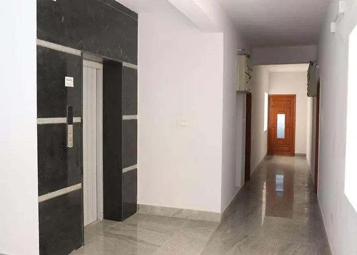 Starlight Hotels Dlf Trade Center Miot Chennai