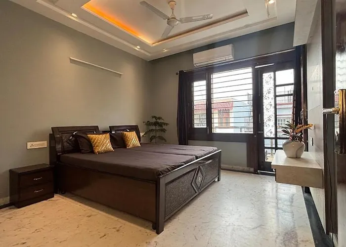 Luxurious 3Bhk Minimal Apartment Ps5 And Tv