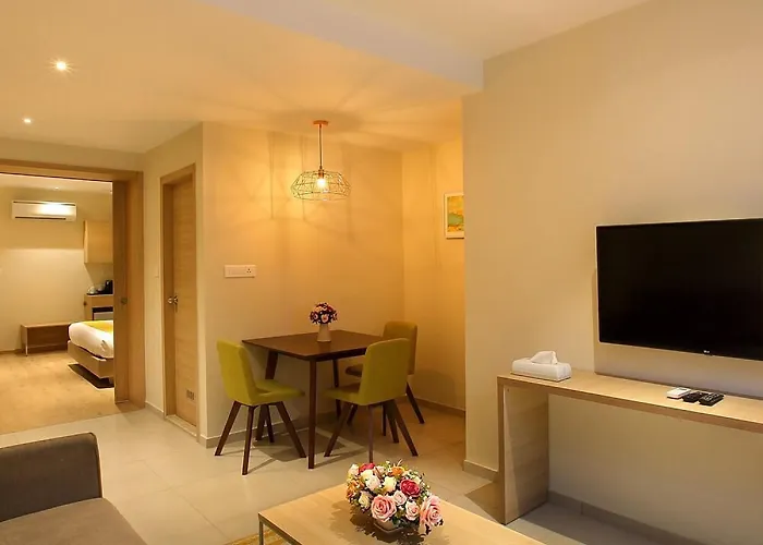 Hotel Crystal Plaza