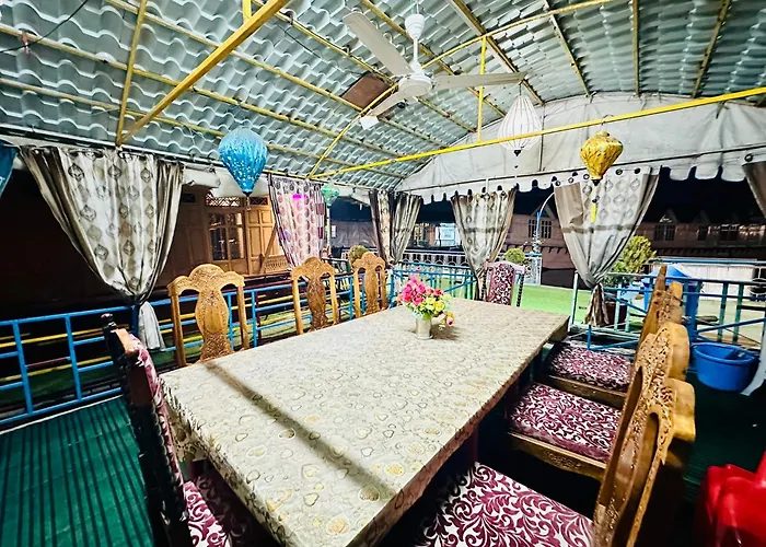Houseboat New World