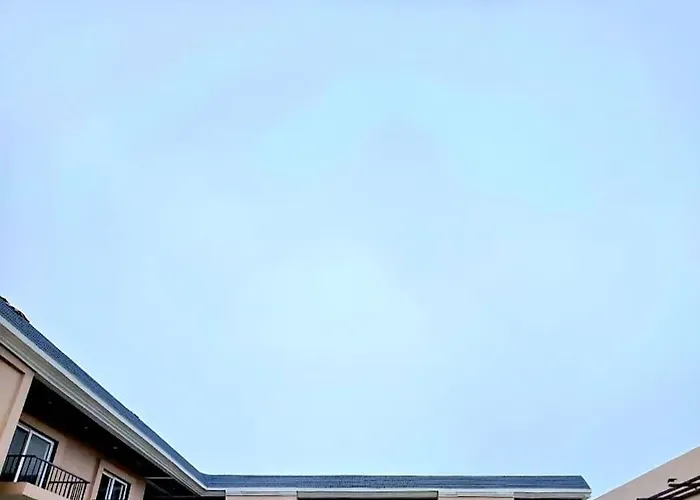 R N Hotel & Lawn