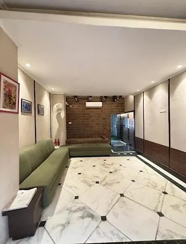 Status Business Hotel - Naveen Market