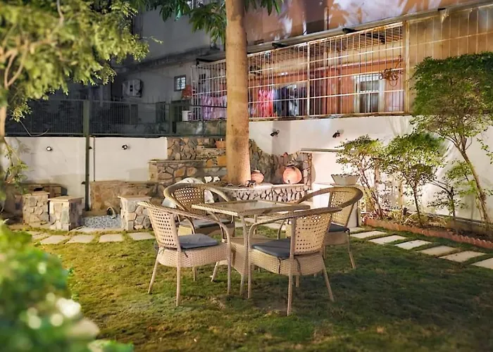 Green Villa - Luxury Rooms At Peaceful Location -200 Mtrs Away From Bus Stand -500 Mtrs From Udaipur Railway Station - Family Suites W Kitchen Also Available