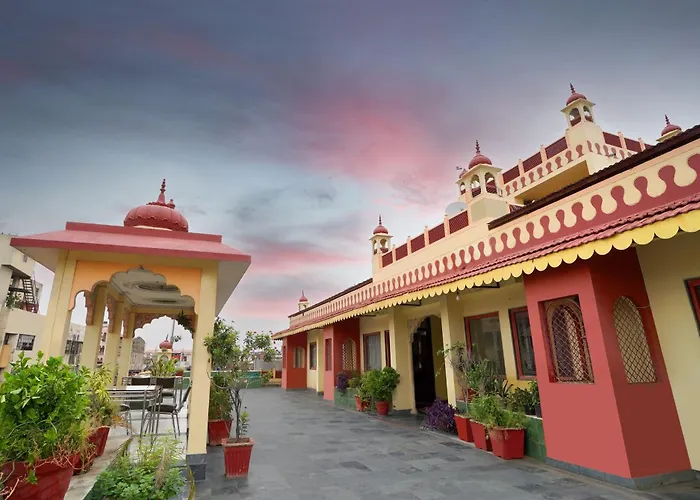 Fabhotel Vijay Niwas Kukas