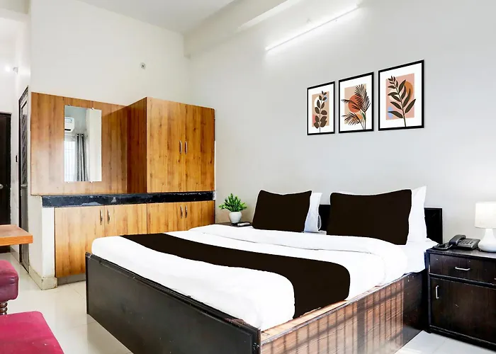 Super Townhouse Divyanagar Formerly Shivam Grand Ranidiha Tiraha