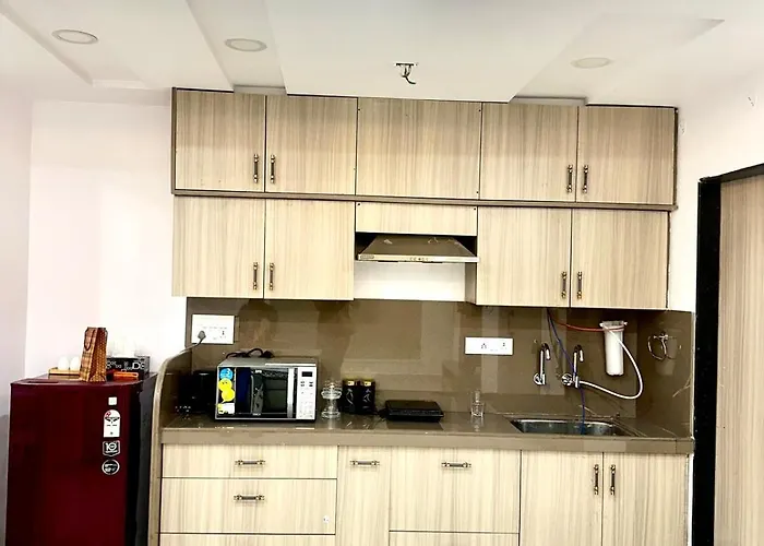 Cozy 2Bhk With Balcony & Kitchen