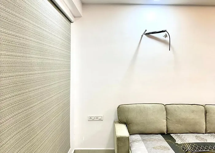 Cozy 2Bhk With Balcony & Kitchen