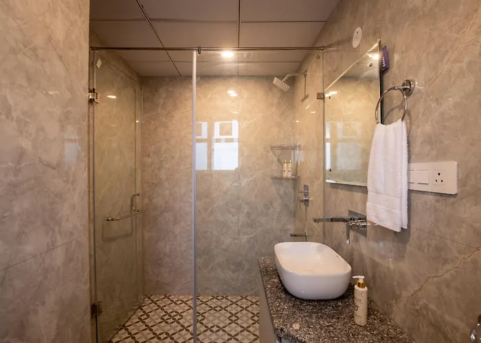 Bedchambers Luxurious Aparthotel Near Medicity
