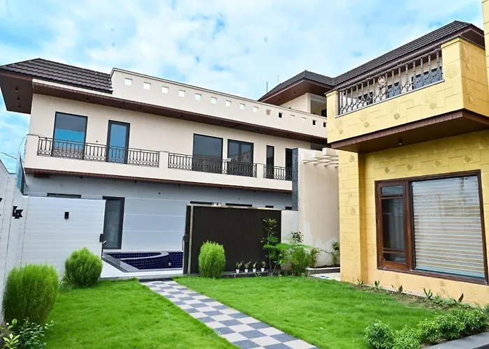 Sukuun Villa Airport Road #Luxury Pool Stay