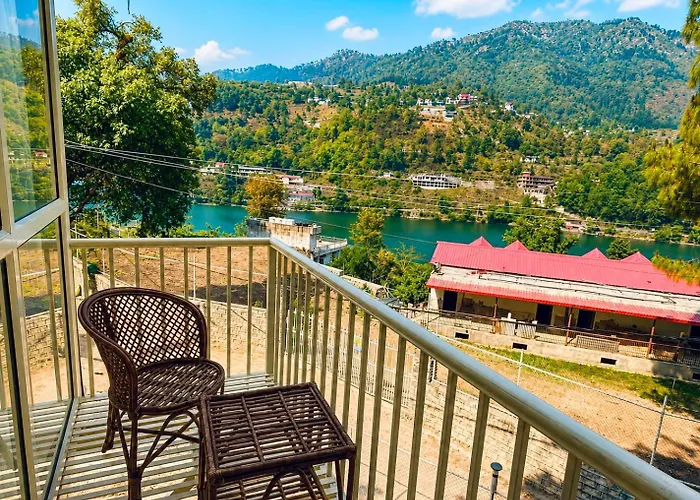 Treehouse By The Lake