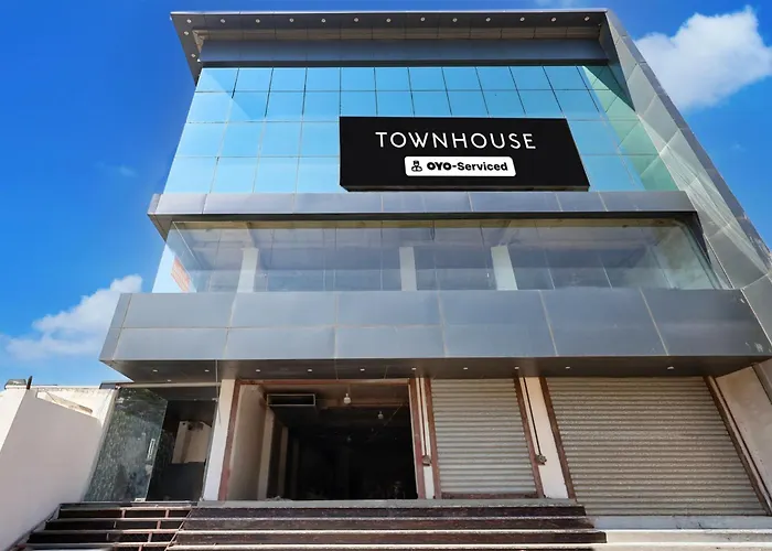 Super Townhouse Geeta Nagar Metro Station Formerly Hotel Opal