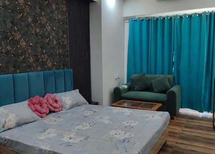 Arista Stay I Studio Apartment I Sec-4 Greater Noida I Gaur City Mall