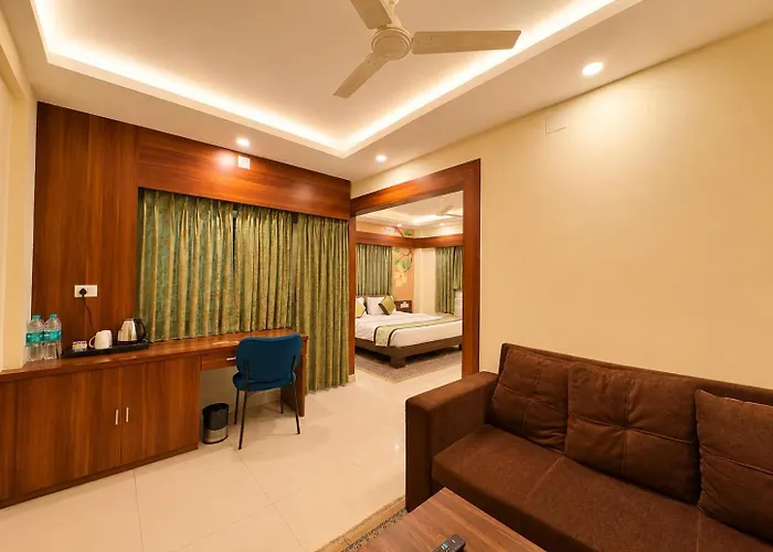 Wildberrys Inn - Luxurious Stay - Free Breakfast - Swimming Pool - Room With Living Room