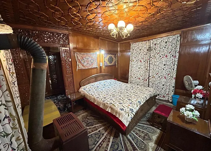 Houseboat Zogila