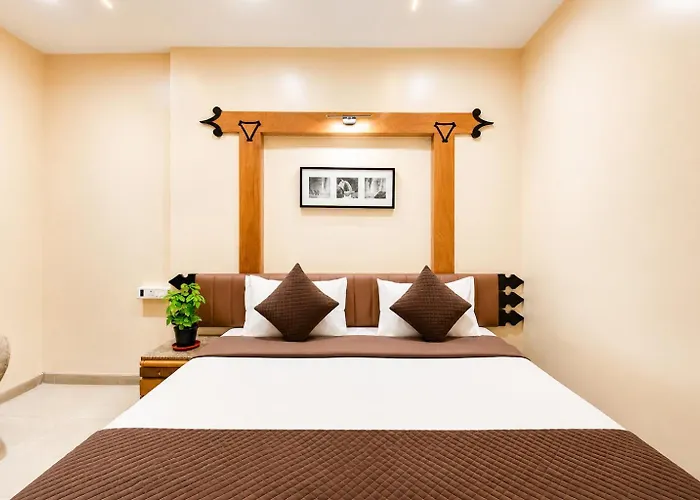 Near Mahakal Temple & Railway Station - Slmr Hotel- Fully Air Conditioned Rooms With Wifi And Parking, , Best Family Hotel In Ujjain