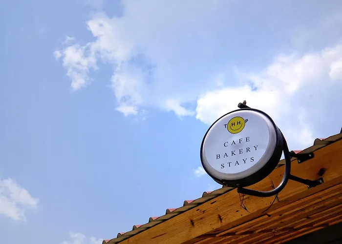Thhpsociety - Exstacy Stays & Cafe - Your Romantic & Cozy Getaway - Mountain View , Hot Tub , Parking - Mukteshwar