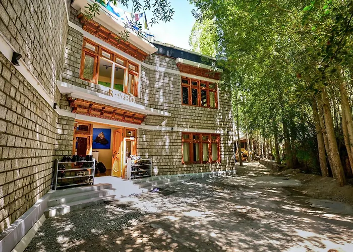 Raybo Hostel - Serene Stay With 5 Mins Walk From The Main Market