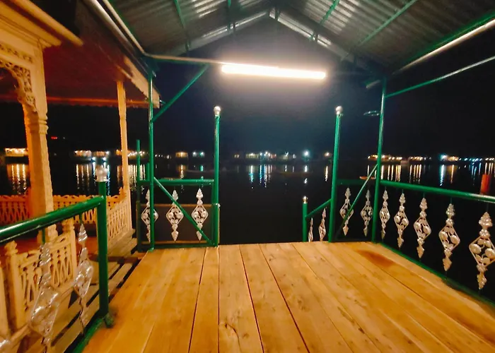 Lalarukh Group Of Houseboats